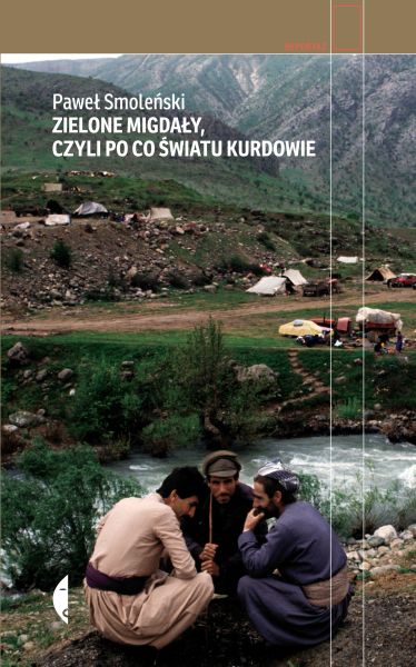 Okładka książki "Zielone Migdały, czyli po co światu Kurdowie" Pawła Smoleńskiego. Przedstawia trzech mężczyzn ma tle górskiego krajobrazu. 